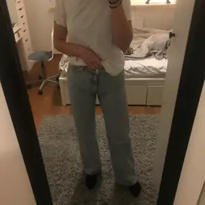 Ljusa jeans, hyfsat oanvända. Väldigt sköna och sitter bra på. 