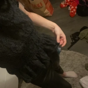 Topp - Säljer en jätte fin tröja som är kort.. jätte fin storlek 130/140 men passar xs, knappen därbak har ramlat av men man kan sy på en! men syns inte när man har håret ner😁