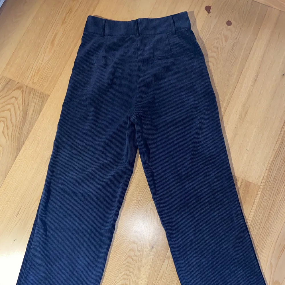 Mörkblå manchesterbyxor från Gina, köparen står för frakt. Jeans & Byxor.