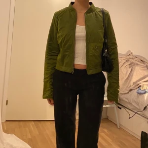  jacka i grönt  - Snygg jacka i perfekt passform, funkar som den är eller med tröja under för mer värme 💞 frakt på 62kr eller så möts vi på söder 💓
