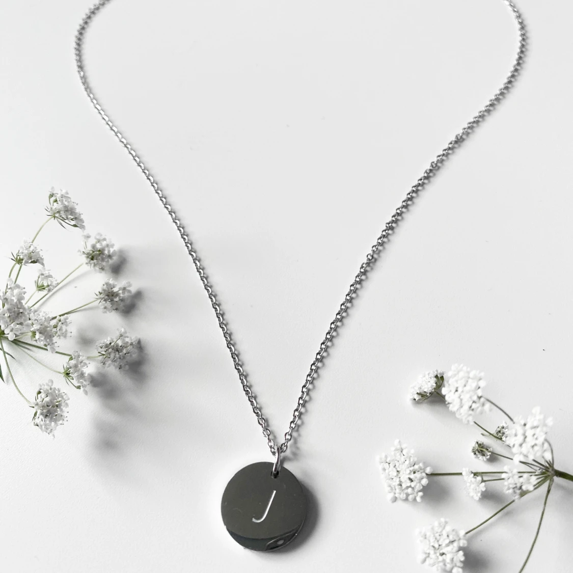 Halsband med bokstavsberlock ~ J