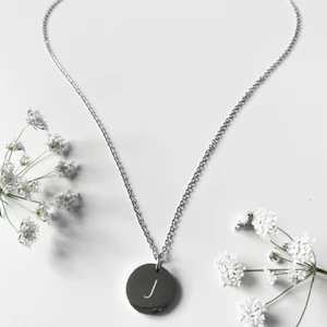 Halsband med bokstavsberlock ~ J - Berlockhalsband med bokstaven ”J” i rostfritt stål. 