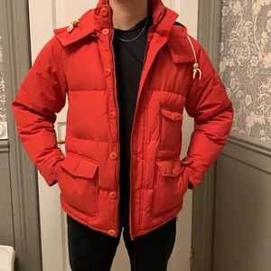 Röd Lyle & Scott vinter jacka  - Jätte skön och varm jacka som passar perfekt till vintern. Inga defekter utöver att det saknas en knapp på en av fickorna. Skriv för mer detaljerade bilder. Köparen står för frakt. Jag bär vanligtvis M/L och är 184cm. Jackan är i M men passar fler storleks beroende på hur man vill att den ska sitta