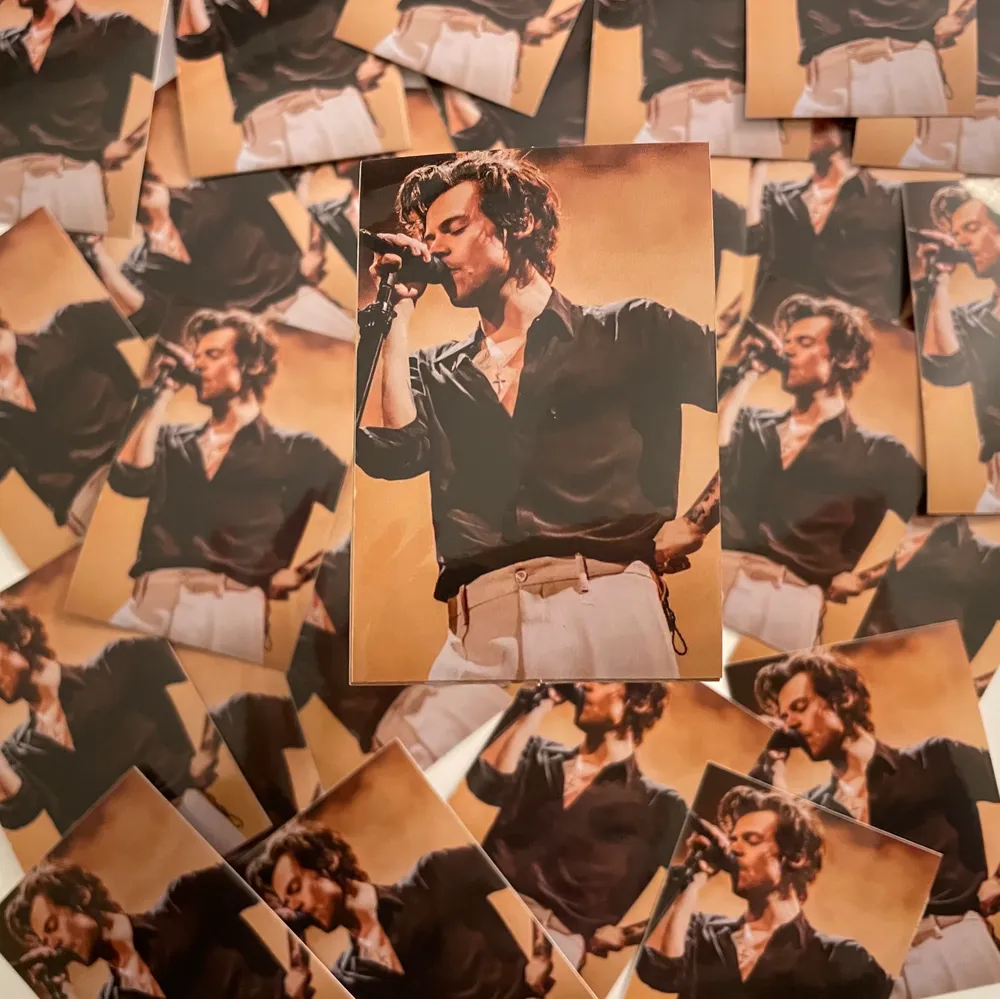 Säljer egengjorda klistermärken av Harry Styles. Klistermärkena har en glansig yta och är waterproof ✨ De kostar 15 kr styck och frakt tillkommer på 12 kronor 📦  Storlek: Längd: 7 cm Bredd: 5 cm 😍. Övrigt.