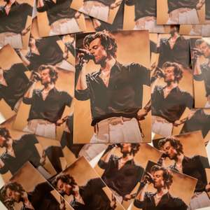 Säljer egengjorda klistermärken av Harry Styles. Klistermärkena har en glansig yta och är waterproof ✨ De kostar 15 kr styck och frakt tillkommer på 12 kronor 📦  Storlek: Längd: 7 cm Bredd: 5 cm 😍