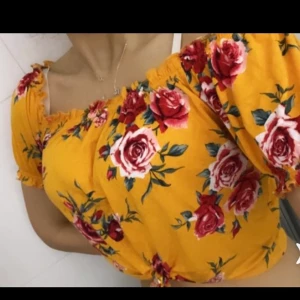 Blommig topp🌸 - En fin topp i jätte fint skick, blommig och passar perfekt till sommaren! 🌺 