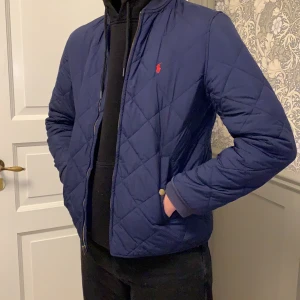 Ralph Lauren jacka  - Marinblå äkta Ralph Lauren jacka. Sitter perfekt på mig som bär en M. Strl XL men i barn storlek. Har för mig att jag köpte den för ca 1700kr men säljer endast för 649kr. Köparen står för frakt. Skriv för fler bilder