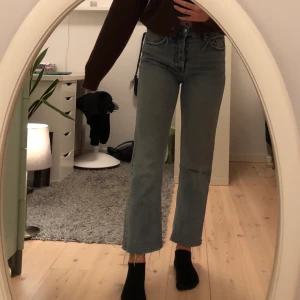 Zara jeans strl 34 - Zara TRF jeans i strl 34. Har en liten slitning på ena knät men inget som syns sådär jättemycket. Snygga i passformen med slitningar nertill. Frakt ingår ej.