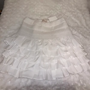 Kjol med volanger  - Helt nt oanvänd kjol från HM, storlek S. Förra annonsen försvann:)