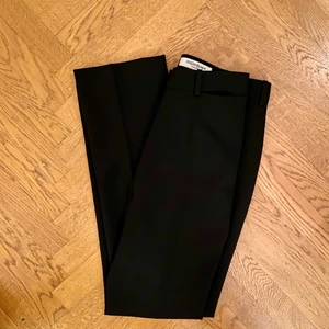 YSL Kostymbyxor - Jättefina vintage kostymbyxor från Yves Saint Laurent🖤 tyvärr för små för mig😞 sista bilden är lånad men det är ungefär hur de sitter på