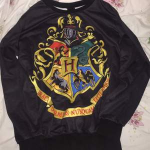 Hogwarts sweatshirt! Använt skick, oklar storlek men typ M