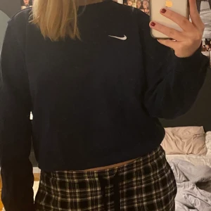 Nike tröja - Mörkblå Nike tröja, köpt för längesen och tror inte det går att köpa nånstans. Buda från 200!