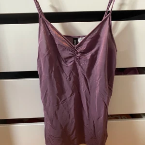 Linne - Fint lila linne från h&m som ej kmr till användning. Pris + 42kr frakt, hör av er vid frågor! 🦋