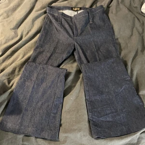 Lätt utsvängda jeans imitation, känns som lite kostymmaterial - Lätt utsvängd ”jeans”