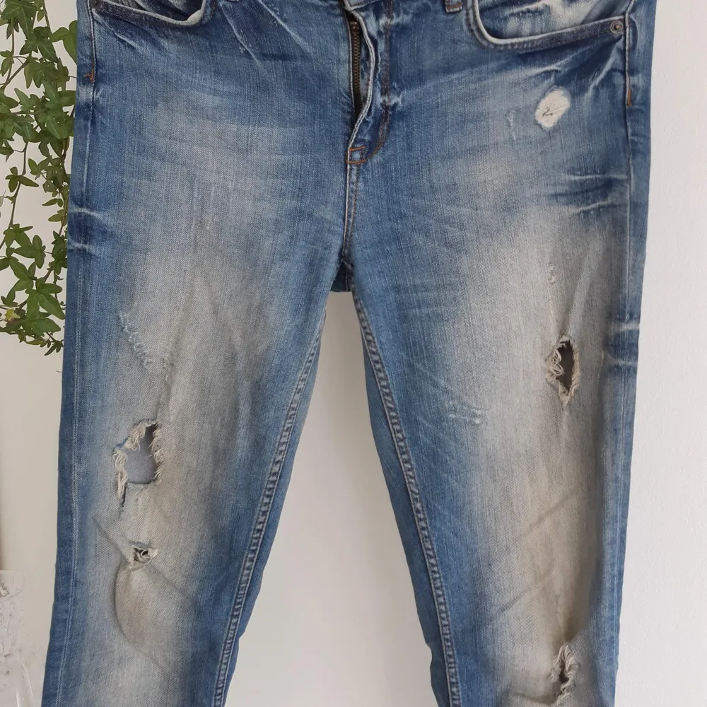 Jeans med slitning, sparsamt använda. Inget särskilt att anmärka på. . Jeans & Byxor.