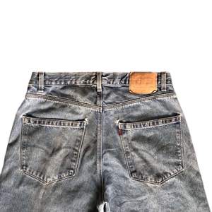 Säljer dessa skitsnygga Levis jeans pågrund av att dom inte passar mig. Dem är väldigt vida och benöppningen är 25 cm.