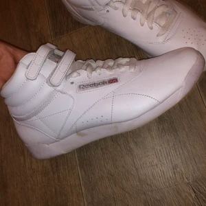 Reebok vita dam skor - Reebok vita skor i storlek 38, nyskick.                           Nypris: 955 kr.                                                  Köparen står för frakt