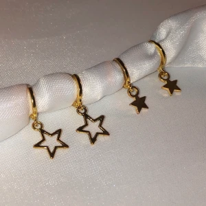 Stjärnörhängen  - Guldiga stjärnörhängen 💫  49 kr st 💓 Frakt: 15 kr  Kontakta mig vid frågor eller köp! 🥰