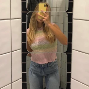 Randig väst - Säljer nu min älskade stickade väst från zara💕 fortfarande superfint skick då den fått hänga mest i garderoben💛 storlek S men passar även xs-m beroende på hur man vill att den ska sitta💛 BUDGIVNING SKER JUST NU FRAM TILLS KLOCKAN 18:00 senaste bud: 260kr+frakt😊