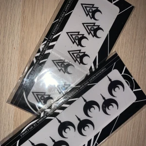 Magic markings  - Man kan sätta det på sitt ansikte och på kroppen, dem har en klistrig baksida så dem fastnar av dig själva och dem är i bra skick. Dem kostar 50 kr styck:)