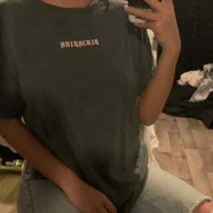 Oversize t-shirt - En snygg oversize t-shirt i färgen mörk grå och rosa tryck