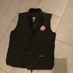 Canada coose väst - Säljer min canada gode väst då den är för stor och jag har tagit bort lappen så ja kan inte skcika tillbaka den tyvärr . Storlek M, helt ny och aldrig använd då den inte passar mig. Jag skulle säga att den är stor i storleken. Köpt för 5000. Jag står för frakt!