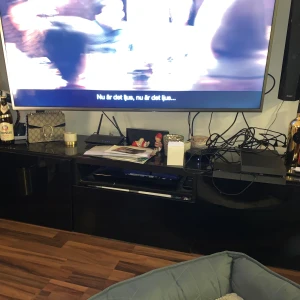 Tv bänk + förvaringsskåp - Säljer en svart Tv bänk med tillhörande förvaringsskåp från Ikea. Högblanka luckor. Bänk är 180cm. Finns att hämta i Göteborg