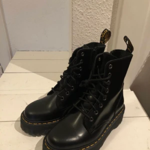 DR MARTENS JADON - Säljer ett par helt oanvända Dr Martens Jadon storlek 38 pga att jag fick dessa i julklapp och redan har ett par likadana. Världens bästa sko!! Kan mötas i Sthlm eller frakta, frakt ingår i priset! 🥾👞👢👟 skriv vid frågor eller fler bilder! Nypris 2300kr, priset kn diskuteras! 