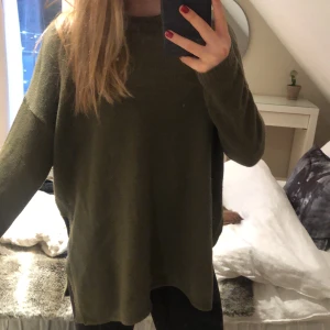 Mörkgrön stickad tröja  - En grön stickad tröja från HM med slits på båda sidor✨ Mjuk och mysig, endast använd några få gånger! Gratis frakt!
