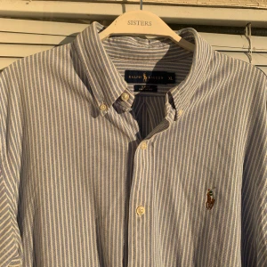 Ralph Lauren skjorta - Ralph Lauren skjorta i strl: XL säljes. Herrmodell, givetvis äkta.