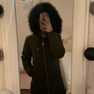 Rosebud jacka storlek XS - Säljer min nya och oanvända Rosebud jacka. Har aldrig använt jackan och köpte den själv för 1800kr. Jackan är grön och längden är perfekt om man letar efter en lång jacka. 