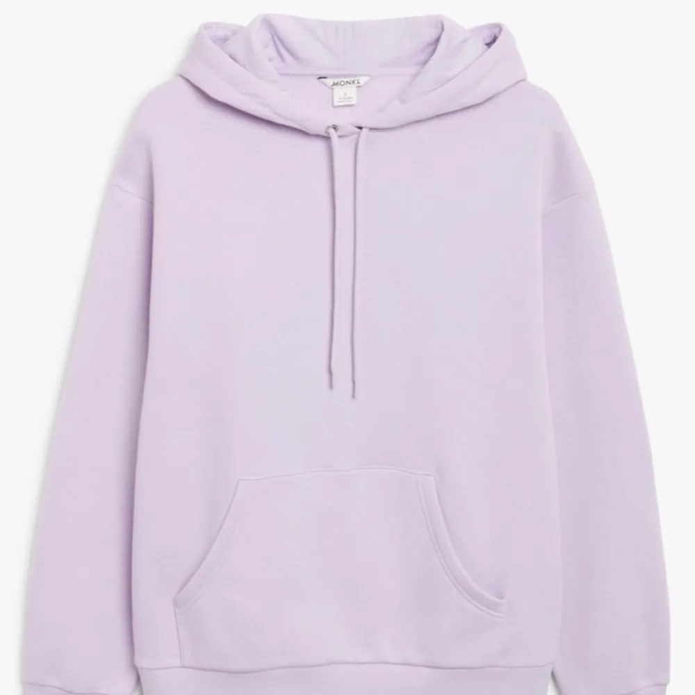 En fin lila hoodie från monki som säljs i med att färgen inte passar på mig, den är nästan som ny . Hoodies.