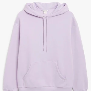 Hoodie  - En fin lila hoodie från monki som säljs i med att färgen inte passar på mig, den är nästan som ny 