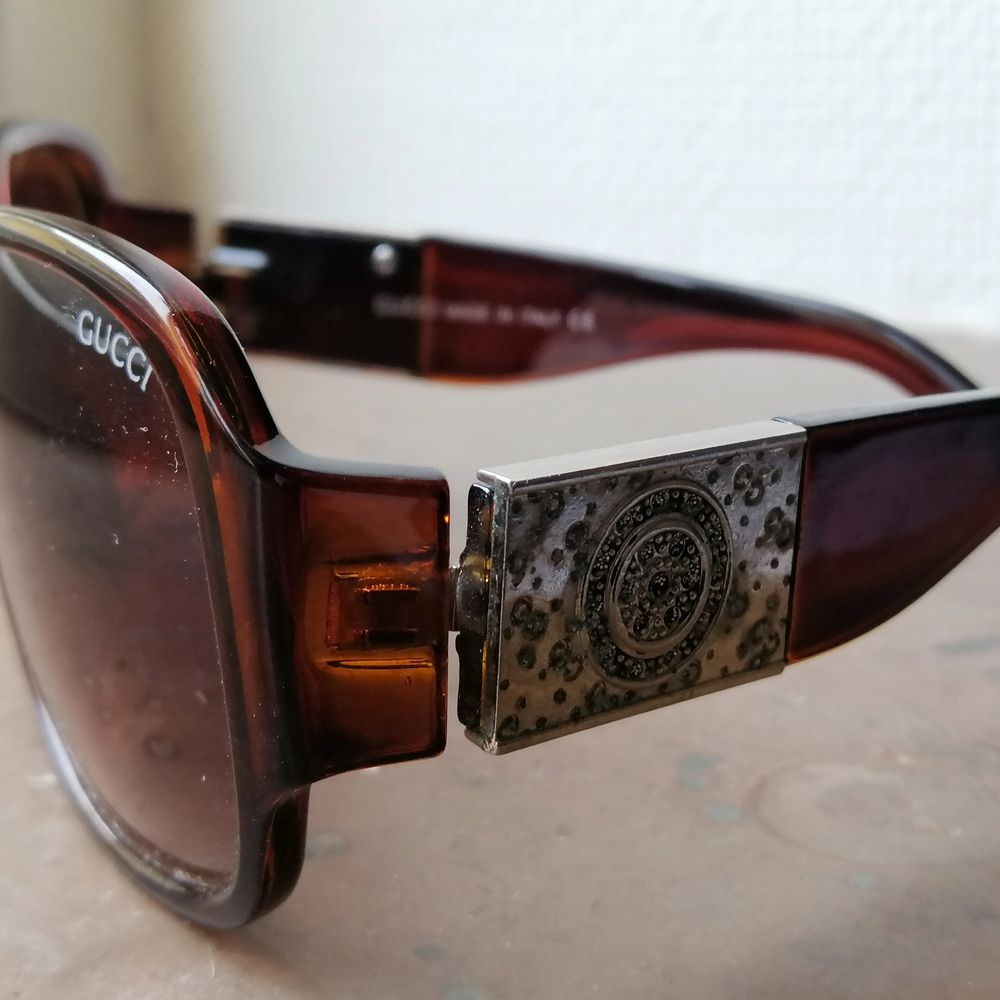 BRUNLELERADE solglasögon från GUCCI | Plick Second Hand