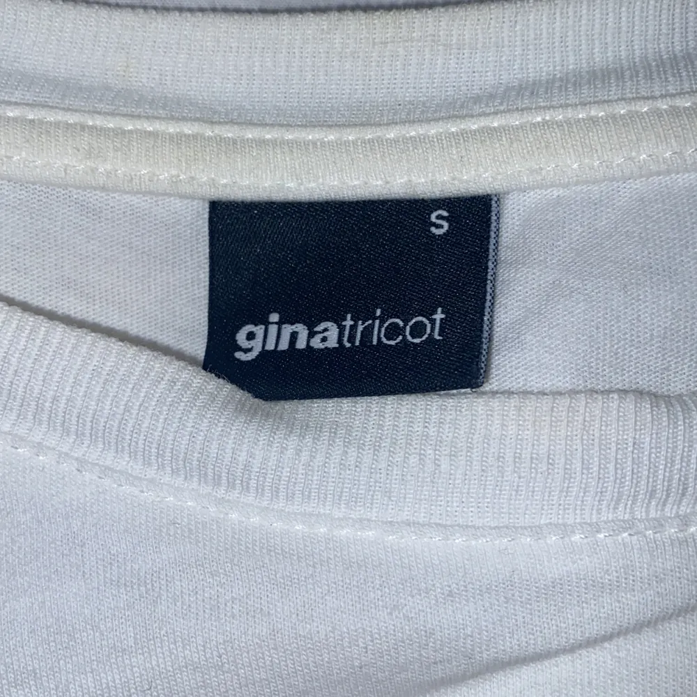 T-shirt från Gina Tricot storlek Small, bra skick. Fraktar helst pga corona men kan mötas upp i Nacka! . T-shirts.
