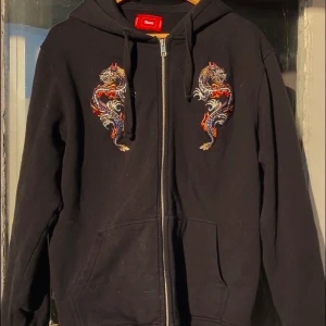 Huvtröja med drakar - Skitsnygg draktröja från Caliroots som jag säljer då den är lite för stor för mig ): Hittar ingen storlek i men skulle säga M/L. Jättefint skick. Säljer för 180kr + frakt 💖