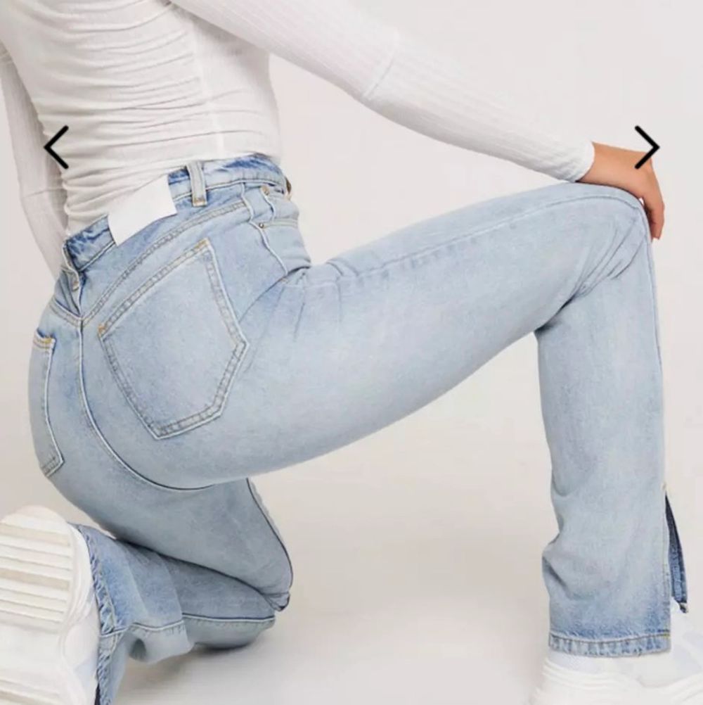 Helt nya jeans med lappen kvar! Storlek 38, passar även mig som brukar ha strl 36. Nypris 399kr. Jeans & Byxor.