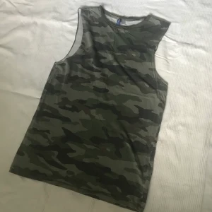 Kamouflage linne - Köpt från H&M, inte använt så mycket. Passar till det mesta. Köp nu! 😊
