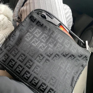 Äkta fendi zucca patern mini - Skitsnygg äkta lilla fendi zucca mini , den är i perfect skick , ingen defekt , inte smutsig , den är RARE fendi du kan försöka att hitta liknande med samma farg , det inte allts lätt , det finns ÄKTABEVIS också (bld 3) säljer den för 2300 men om många intresserad ska jag BUDA istället ❤️ mått ca 19.5x14x7,5cm ,kolla gärna på min profil det finns andra designer väska och plånbok även klocka ☺️