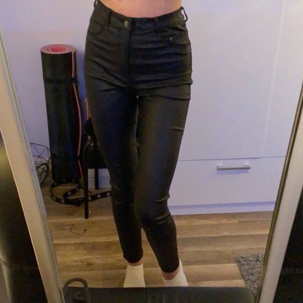 säljer mina jätte fina skinnjeans från HM som inte säljs längre. Byxorna sitter jättefint men säljer dem pågrund av att dem inte passar min stil längre. Har en skada på knäskålen som endast syns om man lyser eller kollar nära. Den andra skadan är på bakfickorna där sömmarna har lossnat. (skriv privat för fler bilder eller om du har frågor) ☺️. Jeans & Byxor.