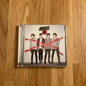 5 seconds of summers album ”5 seconds of summer” på röd cd. Tyvärr en spricka i fodralet. Annars i nyskick. Köparen betalar frakt.