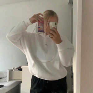 VIT LXA HOODIE - vit lxa hoodie, linn ahlborgs kollektion. storlek S. oversized. själv en M sitter väldigt stort.