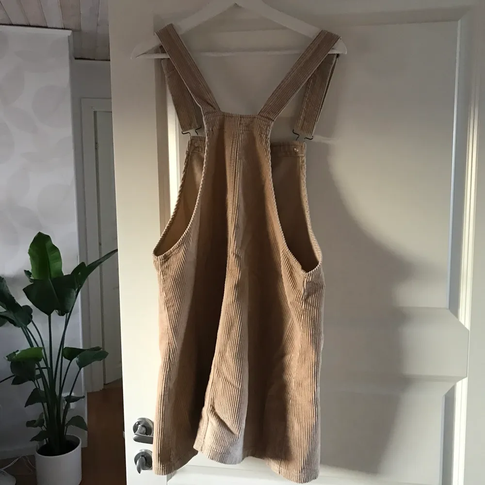 Säljer denna jättefina hängselklänning från Jacqueline de Yong i beige manchester då den har blivit för stor för mig 🌼 har rak passform och kan anpassas i längden. Frakt tillkommer! 😇. Klänningar.