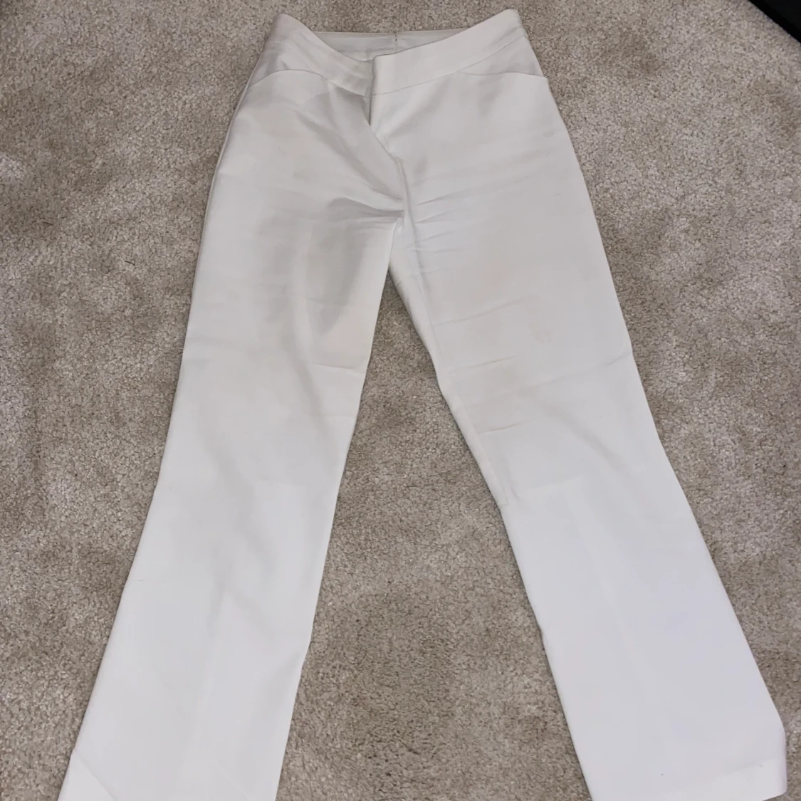 Vita kostymbyxor