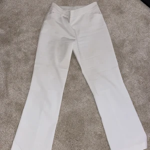 Vita kostymbyxor - Vita kostymbyxor som är lite croppade. Jag är 160cm och går till typ halva vaden på mig. Supersnygg passform, sitter som en smäck och passar till det mesta!! Kan mötas upp om du bor i Stockholm annars betalar köpare för frakt