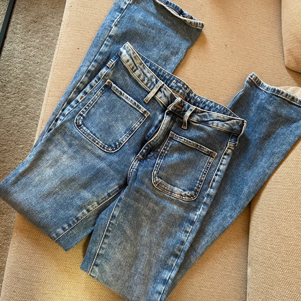 Skit unika jeans som sitter sjukt snyggt på,  men tyvärr får jag inte på mig dessa längre . Jeans & Byxor.