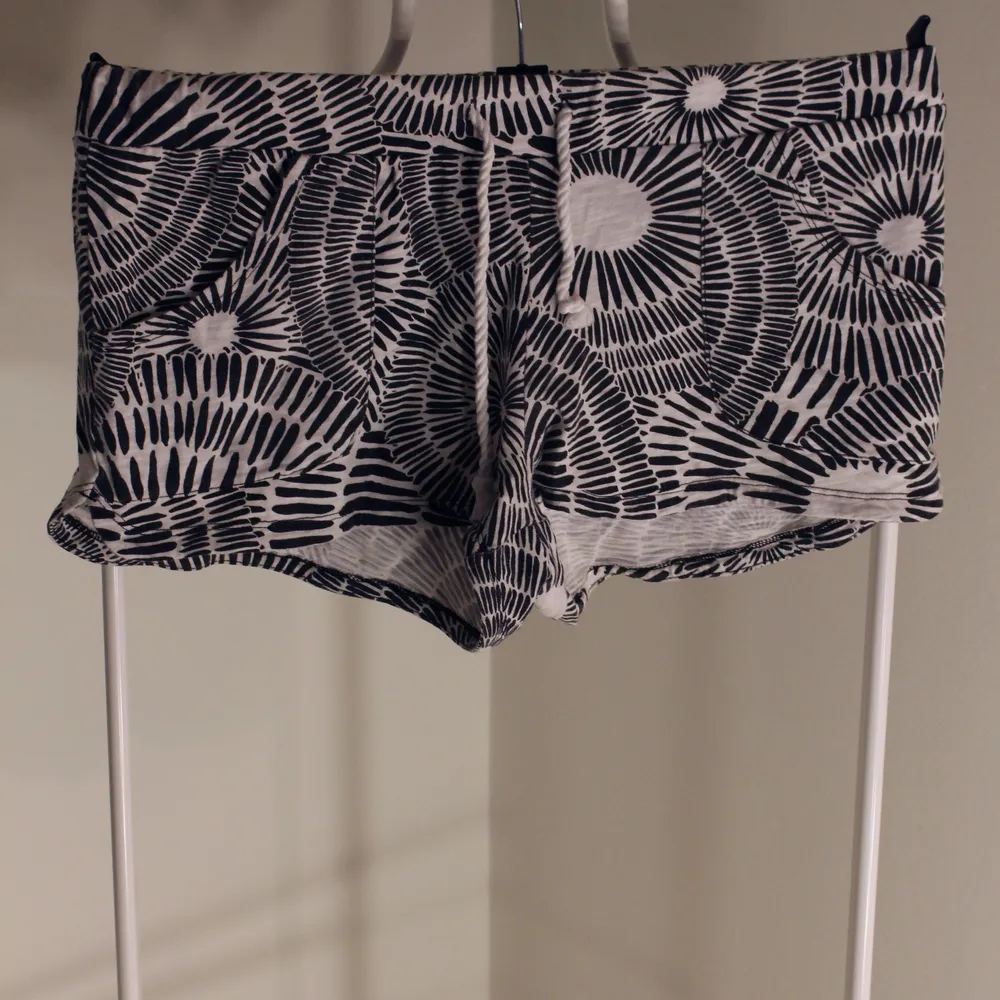 Mönstrade shorts från Roxy I bra skick! storlek: 10 Direkt pris: 15 kr, Skriv buden till mig privat eller kommentera på bilden! Buda med minst 5kr varje gång ✨(Alla bud är välkomna) Köpare står för frakten (Du bestämmer vilket paket så länge det uppfyller vikt och storleks kraven). Shorts.