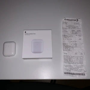 Airpods Fodral (Trådlös laddning) - Säljer mitt Trådlösa Airpodsfodral då jag i somras tappade mitt vanliga fodral när jag satt på bussen med airpodsen i öronen. Köpte därför ett nytt case och nu i december så började min högra pod sluta fungara och tänker då köpa nya istället. Kvitto finns, köpta på Elgiganten i Bromma blocks. Vill man få med båda podsen kostar det 700kr.