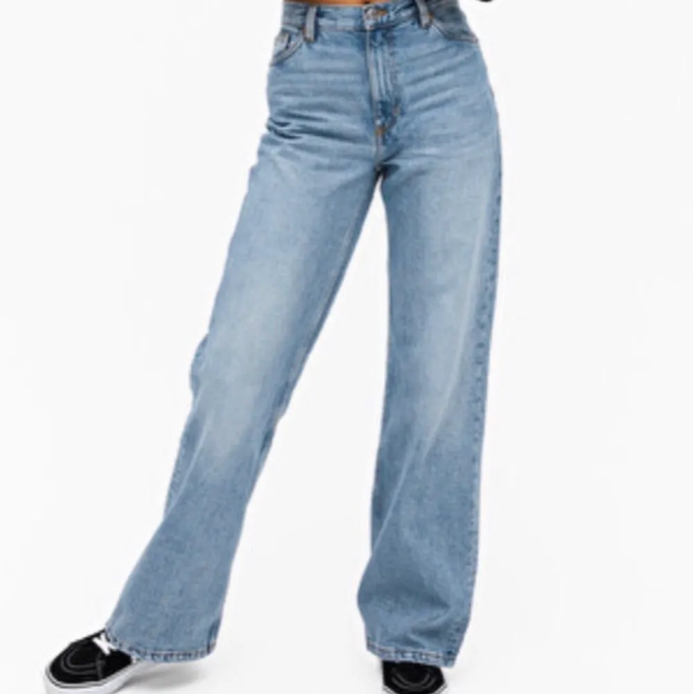 Säljer pga att jag har för många jeans heh🤠         (Jag är en S/M och du kan meddela för mer bilder)     Går också att pruta lite;). Jeans & Byxor.