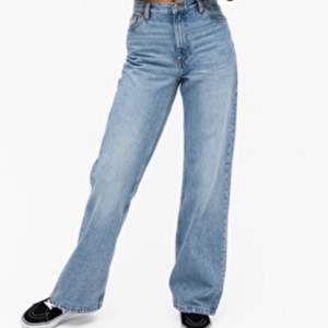 Säljer pga att jag har för många jeans heh🤠         (Jag är en S/M och du kan meddela för mer bilder)     Går också att pruta lite;)